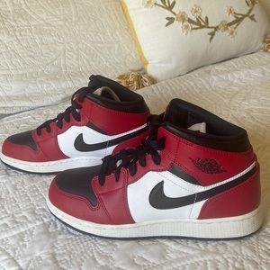 Air Jordan 1 mid 'Chicago Black Toe'